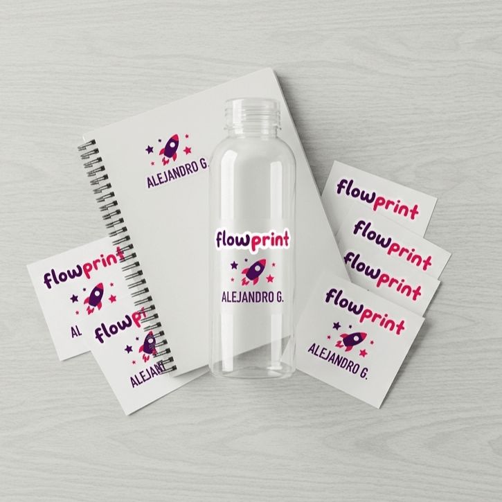 Adhesivos escolares pegados en botella y cuaderno