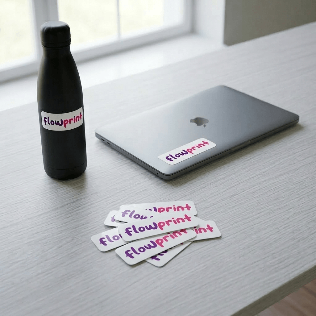 Adhesivos rectangulares pegados en botella y portatil